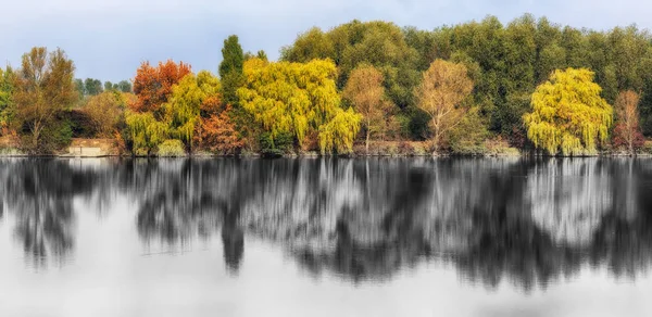 Reflexión. En la orilla del río de otoño —  Fotos de Stock