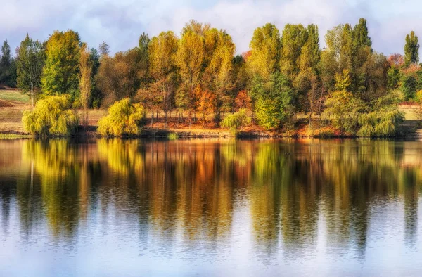 Réflexion. Sur la rive de la rivière d'automne — Photo