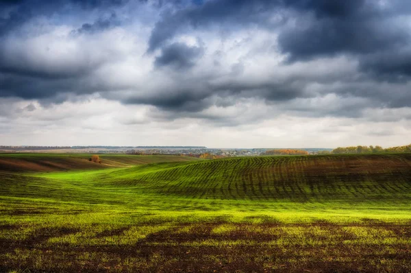 Autumn field. Clouds over a hilly field. A picturesque autumn morning — Stock Photo, Image