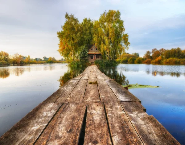 Ada nerede? Pitoresk bir kulübe bir nehir köprüsü
