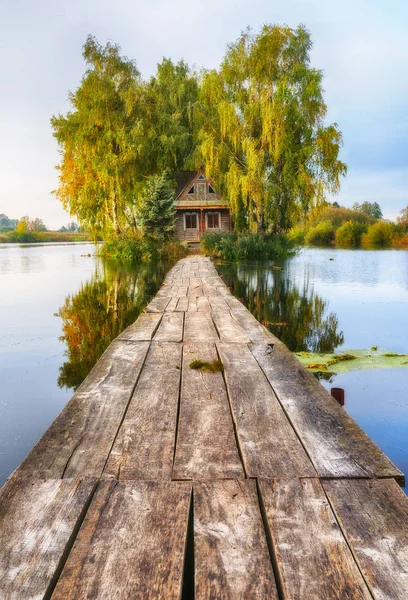 Ada nerede? Pitoresk bir kulübe bir nehir köprüsü