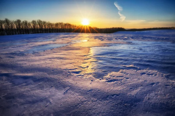 Campo de Inverno. Pôr-do-sol gelado pitoresco — Fotografia de Stock