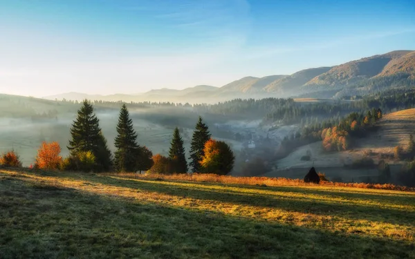 Une pile de foin. Une matinée d'automne brumeuse. Une aube pittoresque dans les Carpates ukrainiennes — Photo