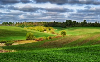 tepelik alan. dağlık bir alan üzerinde güzel gökyüzü