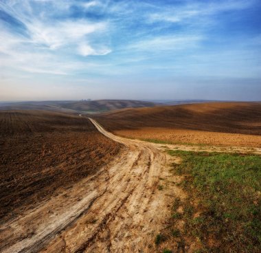 tepelik alan. dağlık bir alan üzerinde güzel gökyüzü