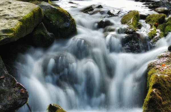 Outono Cachoeira Riacho Pitoresco Nas Montanhas Dos Cárpatos — Fotografia de Stock
