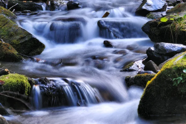 Outono Cachoeira Riacho Pitoresco Nas Montanhas Dos Cárpatos — Fotografia de Stock