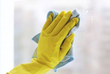 pencere yıkama. temizlik. pencere arka plan üzerinde el