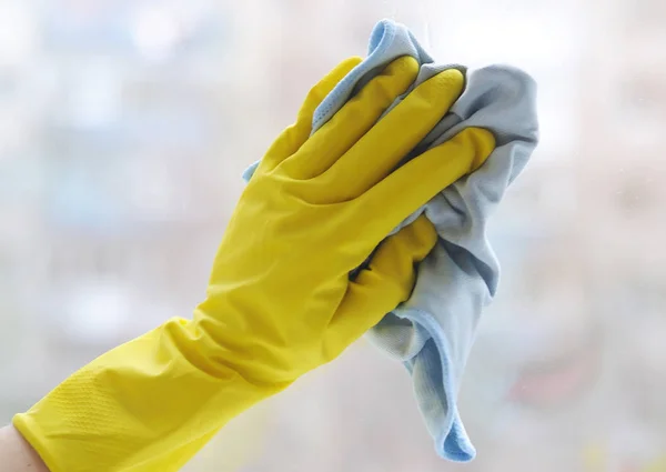 Мыть Окна Уборка Рука Подоконнике — стоковое фото