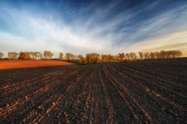 tepelik alan. dağlık bir alan üzerinde güzel bir gökyüzü