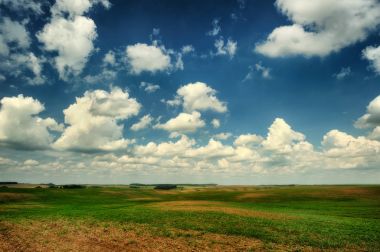 tepelik alan. dağlık bir alan üzerinde güzel bir gökyüzü