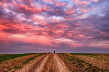 tepelik alan. dağlık bir alan üzerinde güzel bir gökyüzü