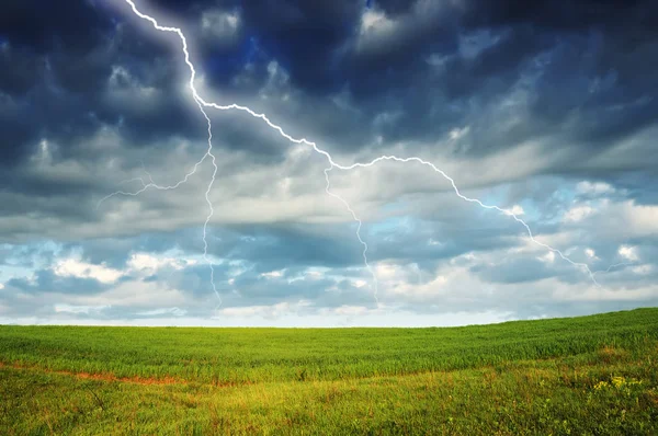 Thunder Sky. gökyüzünde yıldırım. Kara bulutlar
