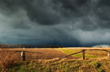 Thunder Sky. gökyüzünde yıldırım. Kara bulutlar