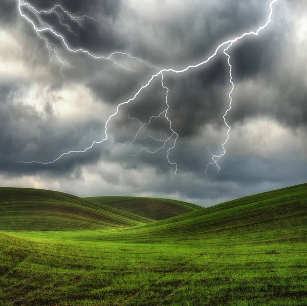 空に雷します 暗い雲 — ストック写真