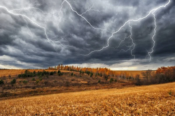 Thunder Sky. gökyüzünde yıldırım. Kara bulutlar