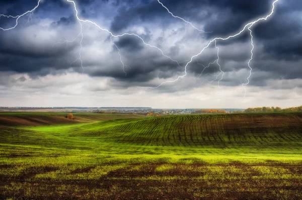 Thunder Sky. gökyüzünde yıldırım. Kara bulutlar