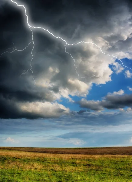 空に雷します 暗い雲 — ストック写真