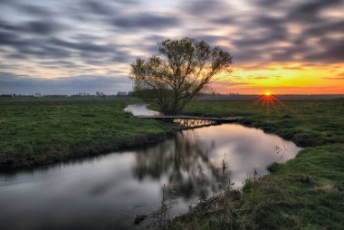 bahar sabahı. Şafak pitoresk bir Nehri yakınında