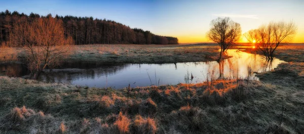 Frühlingsmorgen Morgengrauen Der Nähe Eines Malerischen Flusses — Stockfoto