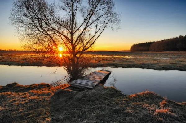 Frühlingsmorgen Morgengrauen Der Nähe Eines Malerischen Flusses — Stockfoto