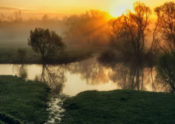 Frühlingsmorgen Eine Malerische Neblige Morgendämmerung Fluss Sonnenstrahlen — Stockfoto