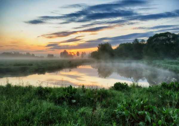 春天的早晨 一个风景如画的雾黎明的河流 太阳射线 — 图库照片