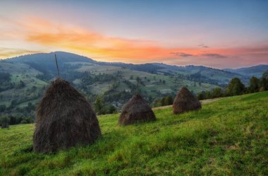 sonbahar akşam. Karpat Dağları'nda güzel gün batımı