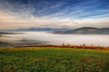 sonbahar sabahı. Karpat Dağları sonbaharda pitoresk bir gökyüzü