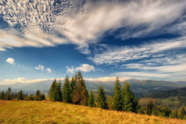 秋の朝 秋のカルパティア山脈の絵のような空 — ストック写真
