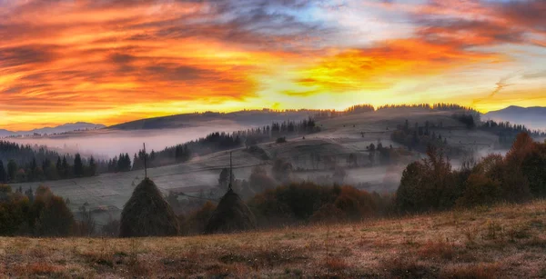 Podzimní Ráno Malebné Svítání Karpatských Horách — Stock fotografie
