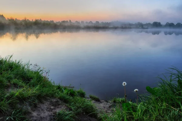 Vårmorgon Dawn Nära Pittoreska Floden — Stockfoto