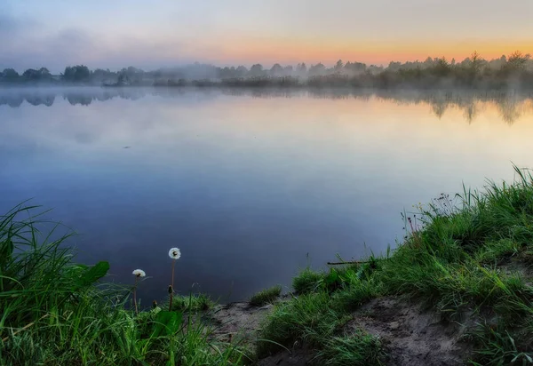 春天的早晨 黎明在风景如画的河边 — 图库照片