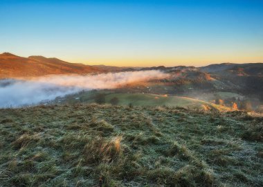 Sonbahar sabahı. Karpatya dağlarında resimli sisli gün doğumu