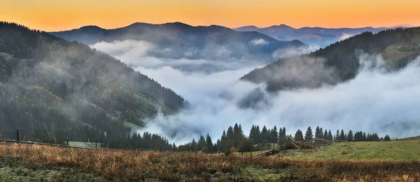 Herbstmorgen Malerischer Nebliger Sonnenaufgang Den Karpaten — Stockfoto