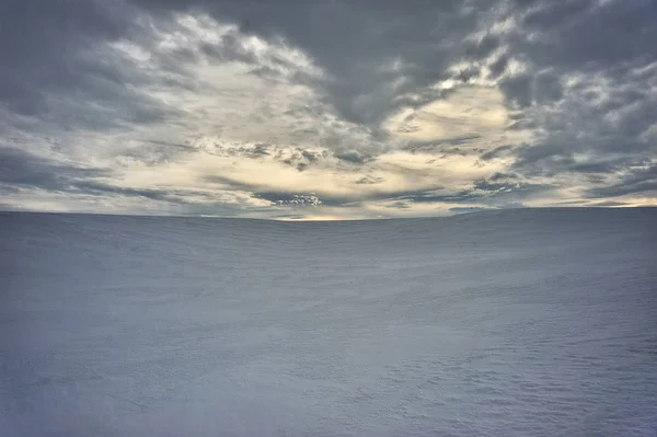 Pole Zimowe Malowniczy Zachód Słońca Zaśnieżonym Polu — Zdjęcie stockowe