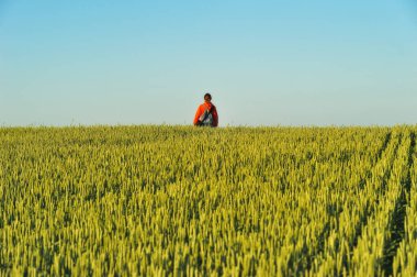 Sahadaki kadın. Bir turist yamaçta yürüyor.