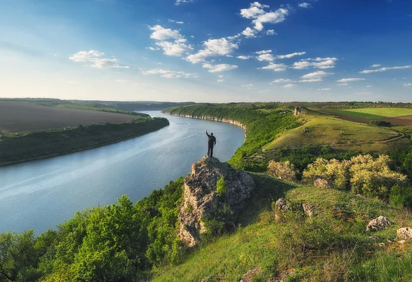 Turysta Skale Człowiek Stoi Nad Kanionem Malowniczej Rzeki — Zdjęcie stockowe
