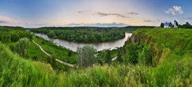 resim gibi bahar şafağı. Nehir vadisinde sisli bir sabah