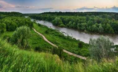 Bahar Nehri. resim gibi bahar şafağı. sabah yansıması