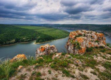 Resimli bir nehrin kanyonu. Resimli bir yerde bahar sabahı