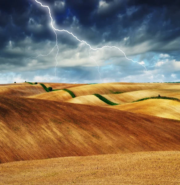 現場で雷雨だ丘の上に巨大な稲妻が現場の悪天候 — ストック写真