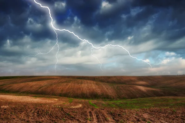 Gewitter Auf Dem Feld Riesige Blitze Über Einem Hügeligen Feld — Stockfoto