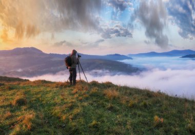 Dağlarda bir turist. Karpat dağlarında sonbahar gündoğumu