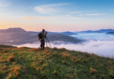 Dağlarda bir turist. Karpat dağlarında sonbahar gündoğumu