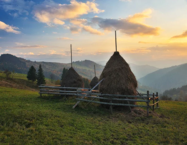 山の中で秋の夜 カルパチア山脈の夕日 — ストック写真