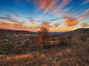 Sonbahar akşamı. Resimli bir yerde güzel bir gün batımı. Kanyon üzerinde dramatik bir gökyüzü