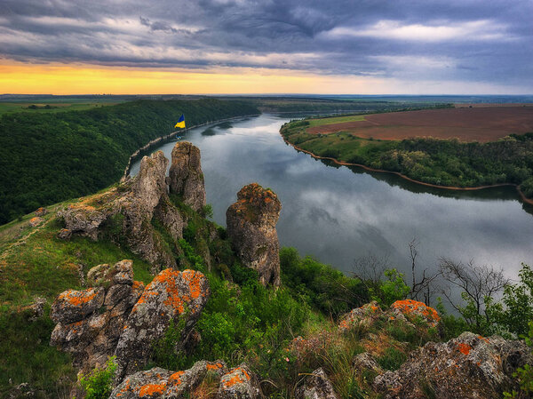 живописный восход солнца над речным каньоном. весеннее утро
