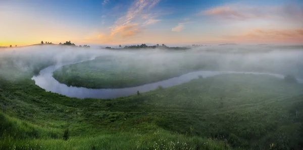 山谷中的雾 美丽的春天早晨 雾蒙蒙的草地上美丽的雾蒙蒙的日出 — 图库照片