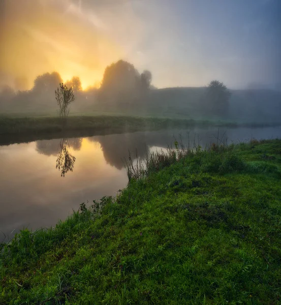 Mgła Dolinie Rzeki Malowniczy Wiosenny Poranek Piękny Mglisty Wschód Słońca — Zdjęcie stockowe